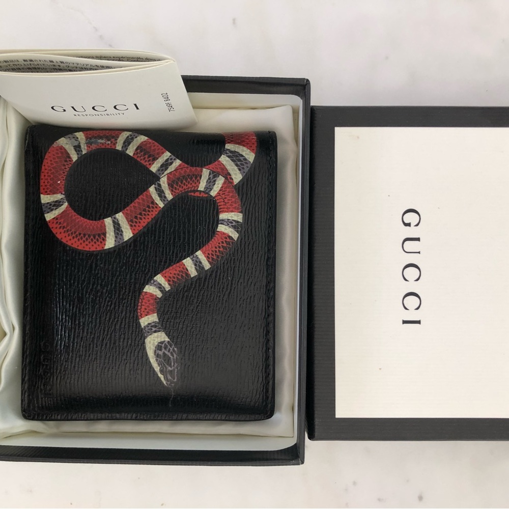 A Gucci wallet, perfect gift for family friends and loved ones.